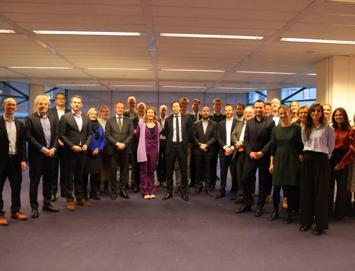 Ondertekening REG27 grote groepsfoto.JPG